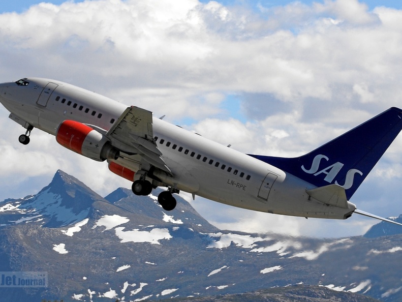 LN-RPE B737-683 SAS Norge Climb out