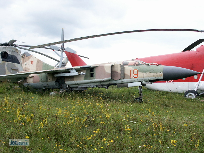 MiG-23ML, 19 rot (2402 Besuche) Instruktionsflugzeug fuer (nicht WV) auslaendische Kunden (?), da Wartungsbeschriftungen auf Englisc... MiG-23ML, 19 rot
