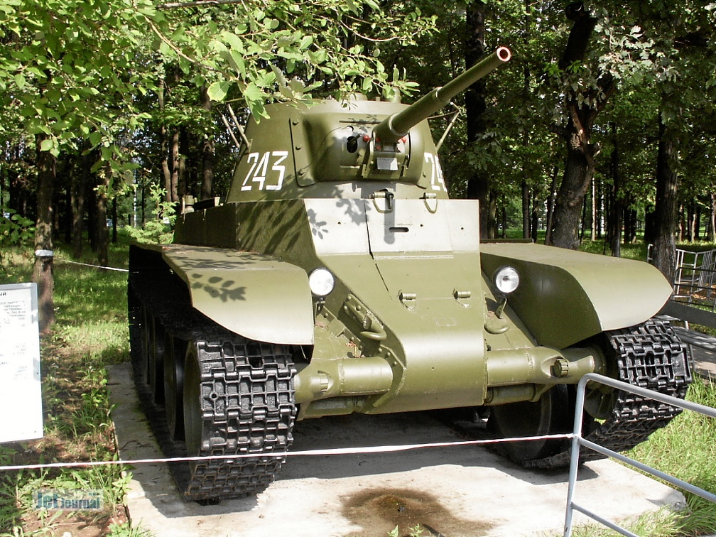 Panzer BT-7 (просмотров: 2168) Moskau, Park des Sieges 2003 Panzer BT-7