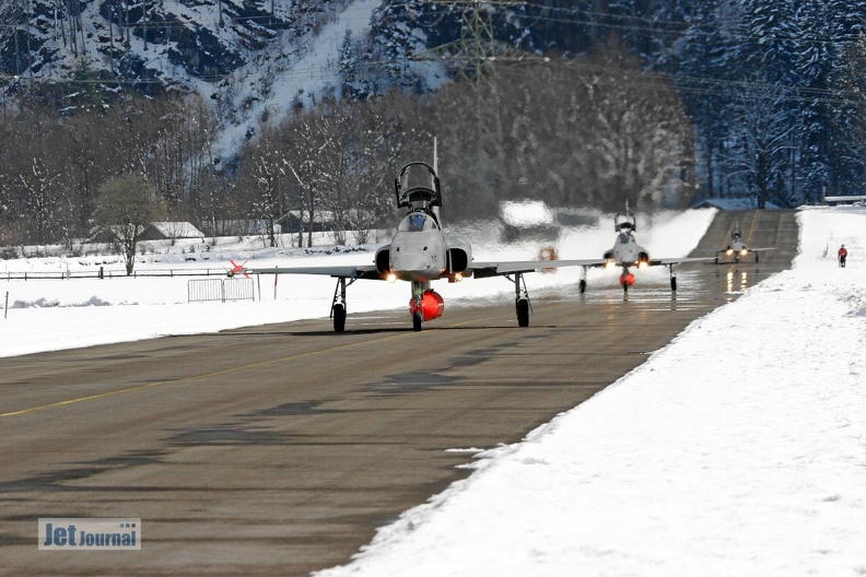 tiger_auf_dem_rollweg_richtung_startbahn_2_20090502_1679774541.jpg