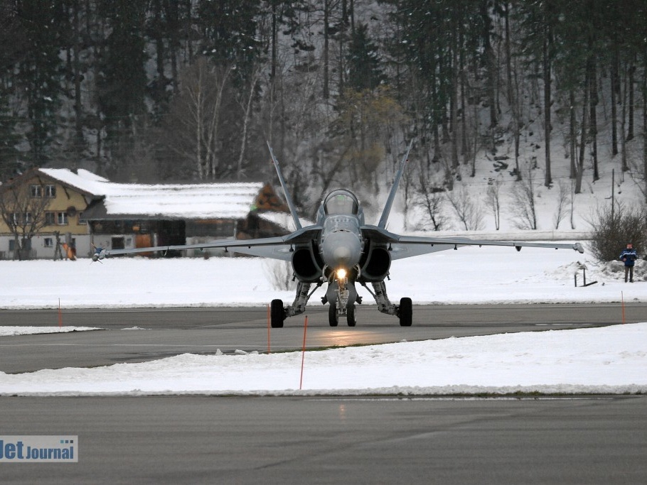 J-5016 F-18C Hornet Pic5