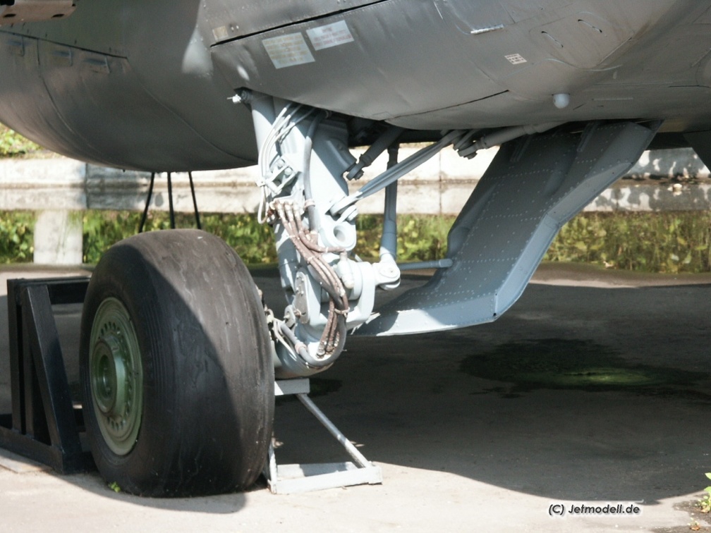 Su-25 Hauptfahrwerk (2740 visites) Su-25 Hauptfahrwerk
