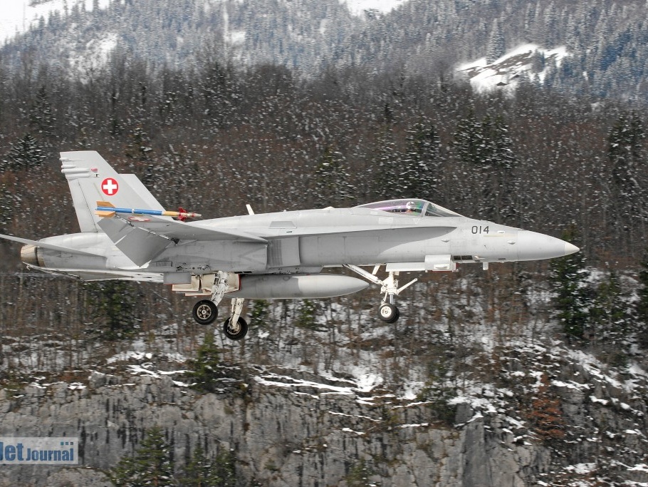 J-5014 F-18C Hornet Pic2