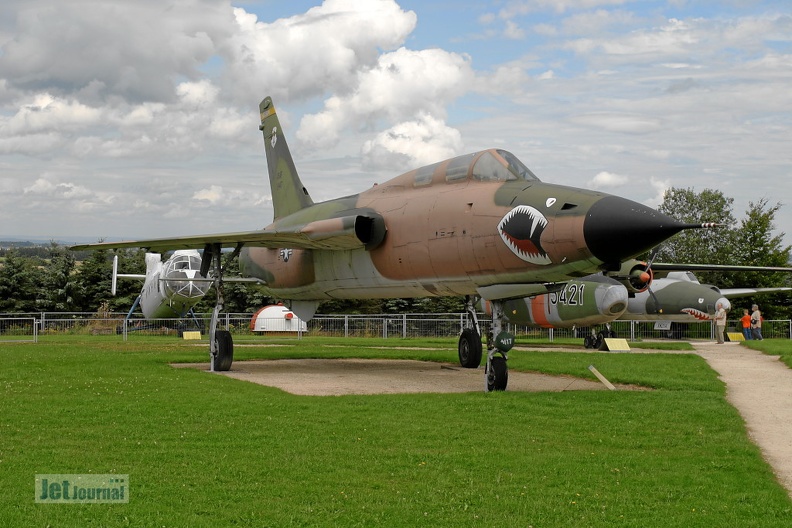 62-4417_republic_f-105f_thunderchief_pic1_37_20090501_1030103257.jpg