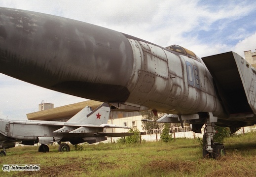 MiG-25PD, 08 blau und im Hintergrund MiG-25PU