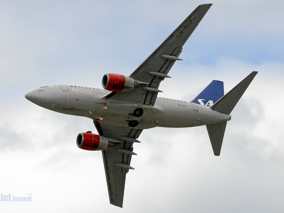 LN-RPF Boeing 737-683 SAS Fly-by (2144 visitas) LN-RPF Boeing 737-683 SAS Fly-by