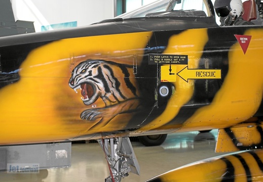 208_f-5a_tiger_detail