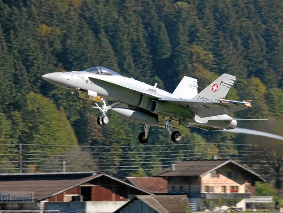 J-5009 F-18C Take off Meiringen Schweizer Luftwaffe (3312 visitas) J-5009 F-18C Take off Meiringen Schweizer Luftwaffe