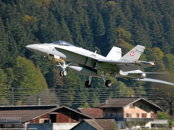 J-5009 F-18C Take off Meiringen Schweizer Luftwaffe