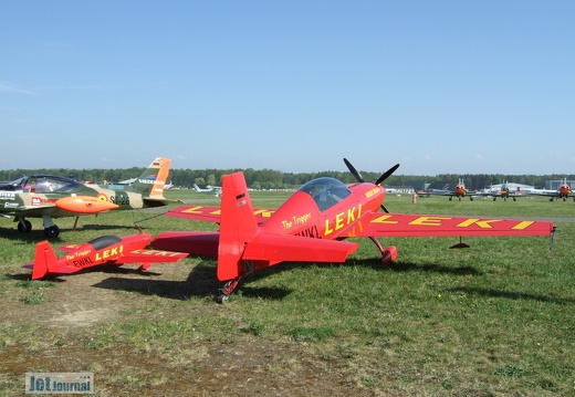 D-EWKL Extra 300L nebst Modell