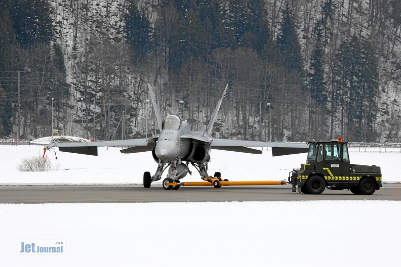 f-18c_hornet_pic2_2_20090502_1427919208.jpg