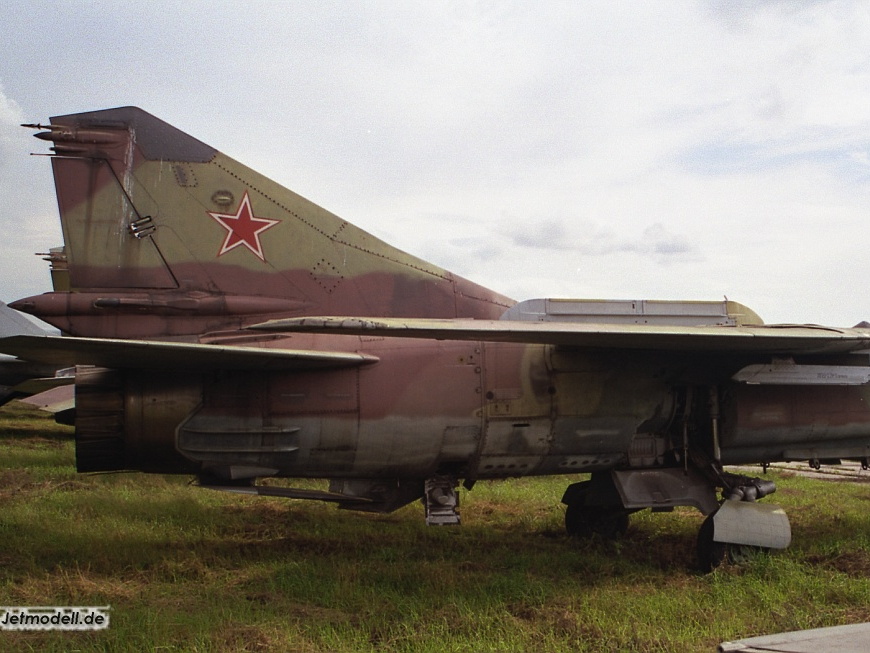 MiG-23MLD, 37 rot, Heckansicht (3337 visite) Moskau/Chodinka 2003 MiG-23MLD, 37 rot, Heckansicht