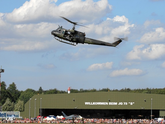 71+28 UH-1D gibt den bewaffneten Bodentruppen Feuerschutz (2486 návštěv) 71+28 UH-1D gibt den bewaffneten Bodentruppen Feuerschutz