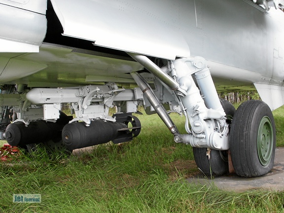 Su-24, Fahrwerk- und Bewaffnungsdetails