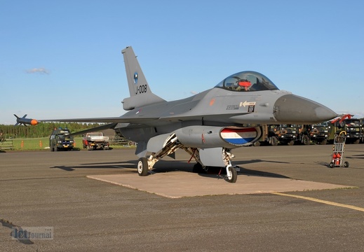 J-008 F-16AM RNLAF spare aircraft F-16 Solo Display Team (2106 návštěv) Lentajien Juhannus Midnight Sun Airshow 2006 Kauhava Finnland J-008 F-16AM RNLAF spare aircraft F-16 Solo Display Team