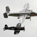 B-25J und F4U-4 im Flug