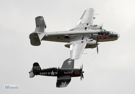 B-25J und F4U-4 im Flug