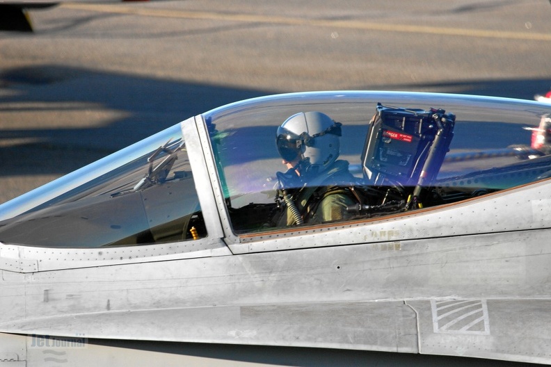 hn-457_f-18c_cockpit_20140106_1022873586.jpg