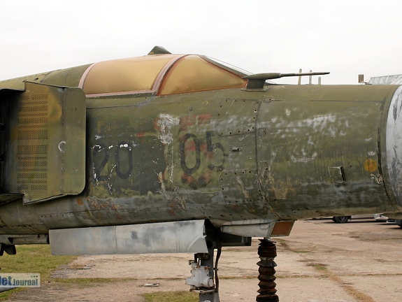 585 NVA, MiG-23MF Bug (3425 visitas) 585 NVA, MiG-23MF Bug