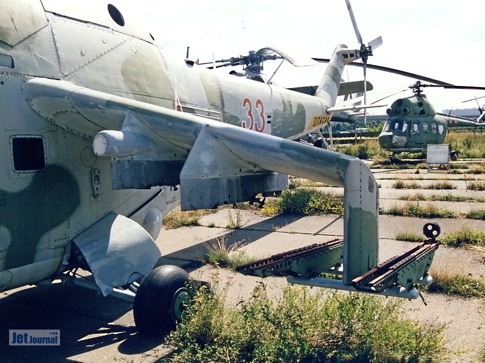 Mi-24A, 33 rot (2143 Besuche) Detailaufnahme Stummelflügel, 08/2001 Mi-24A, 33 rot