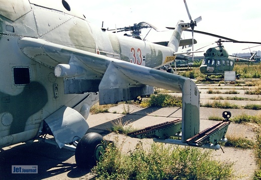 Mi-24A, 33 rot (2140 Besuche) Detailaufnahme Stummelflügel, 08/2001 Mi-24A, 33 rot