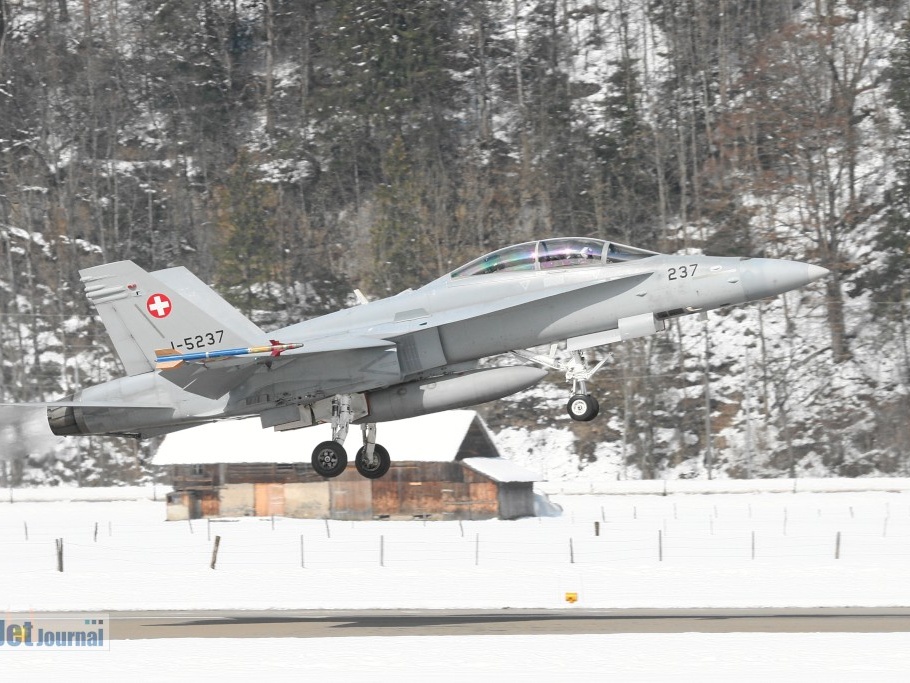 J-5237 F-18D Hornet Pic2 (3736 відвідувань) J-5237 F-18D Hornet Pic2