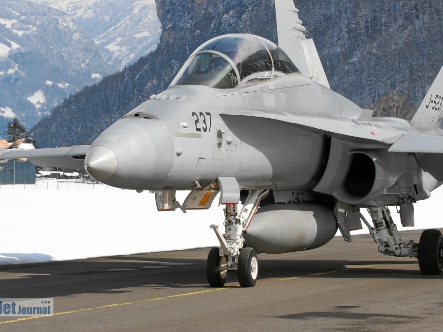 J-5237 F-18D Hornet Pic1 (3855 visitas) J-5237 F-18D Hornet Pic1