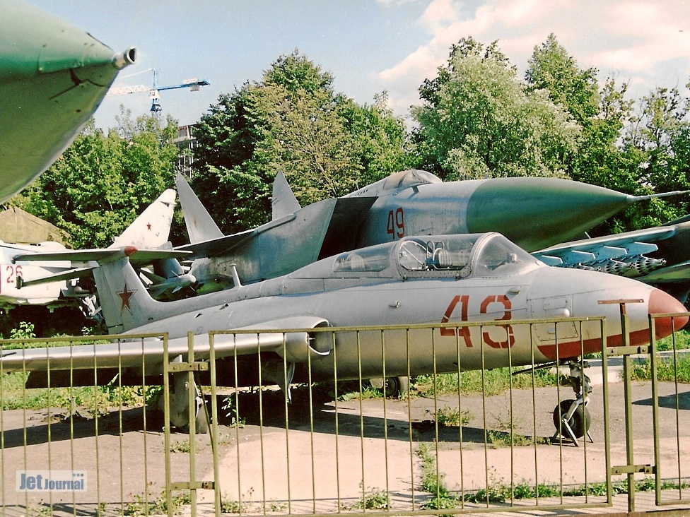 L-29, 43 rot und MiG-25 im Hintergrund (2974 visite) Aufnahmedatum: 2001 L-29, 43 rot und MiG-25 im Hintergrund