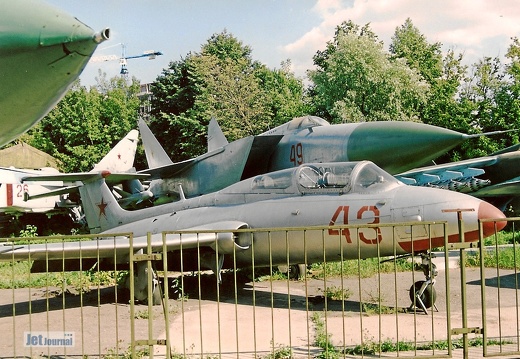 L-29, 43 rot und MiG-25 im Hintergrund