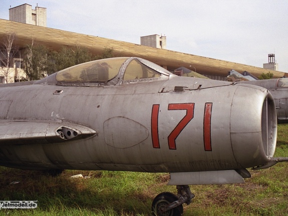 MiG-19S, 171 rot, Bugansicht