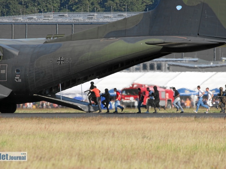 50+46 C-160D LTG62 Dirigieren der geretteten Brger ins Flugzeug