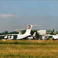 Flugzeugparkplatz Schukowski (2942 Besuche) Heckansichten geparkter Flugzeuge (Il-76, A-50 und Tu-16) aus einem fahrenden KFZ, 2001 Flugzeugparkplatz Schukowski