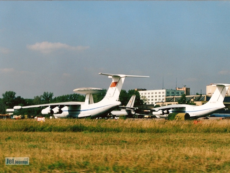Flugzeugparkplatz Schukowski (2937 відвідувань) Heckansichten geparkter Flugzeuge (Il-76, A-50 und Tu-16) aus einem fahrenden KFZ, 2001 Flugzeugparkplatz Schukowski