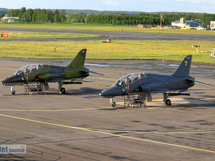 HW-329 Hawk Mk51 HW-356 Hawk Mk51A (2256 Besuche) Midnight Sun Airshow Kauhava 25.06.2004 HW-329 Hawk Mk51 HW-356 Hawk Mk51A