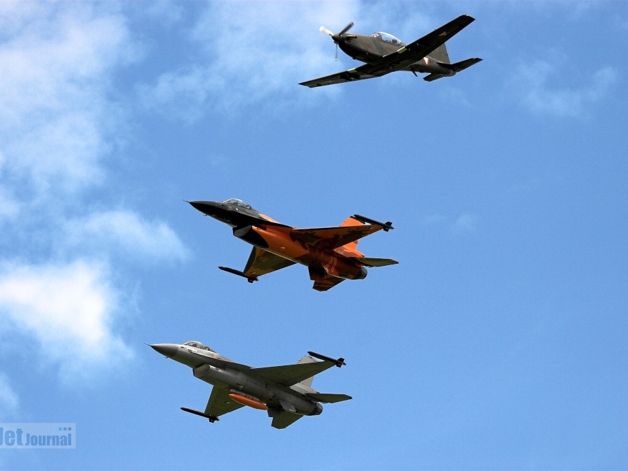 2-ship F-16AM mit PC-7 (2356 Besuche) 2-ship F-16AM mit PC-7