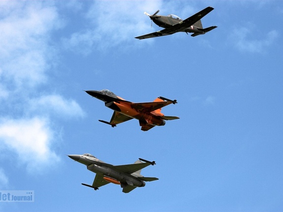 2-ship F-16AM mit PC-7 (просмотров: 2280) 2-ship F-16AM mit PC-7