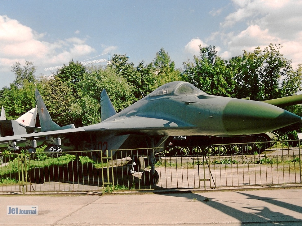 MiG-29, 02 rot (просмотров: 2872) Aufnahmedatum: 2001 MiG-29, 02 rot