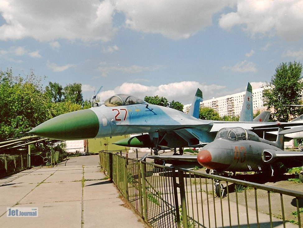 Su-27, 27 rot und Aero L-29, 43 rot (1957 visitas) Aufnahmedatum: 2001 Su-27, 27 rot und Aero L-29, 43 rot