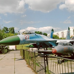 Su-27, 27 rot und Aero L-29, 43 rot (1923 Besuche) Aufnahmedatum: 2001 Su-27, 27 rot und Aero L-29, 43 rot