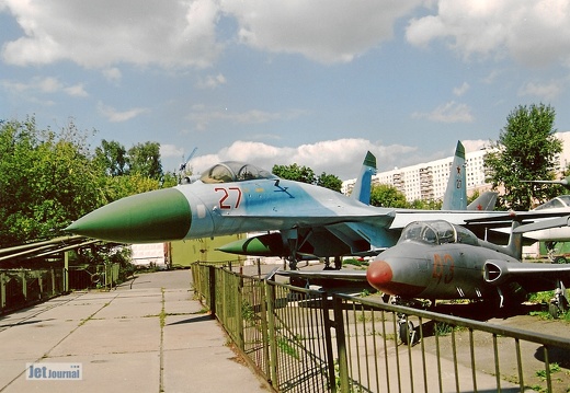 Su-27, 27 rot und Aero L-29, 43 rot