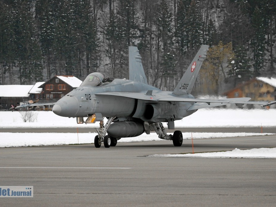 J-5012 F-18C Hornet Pic1