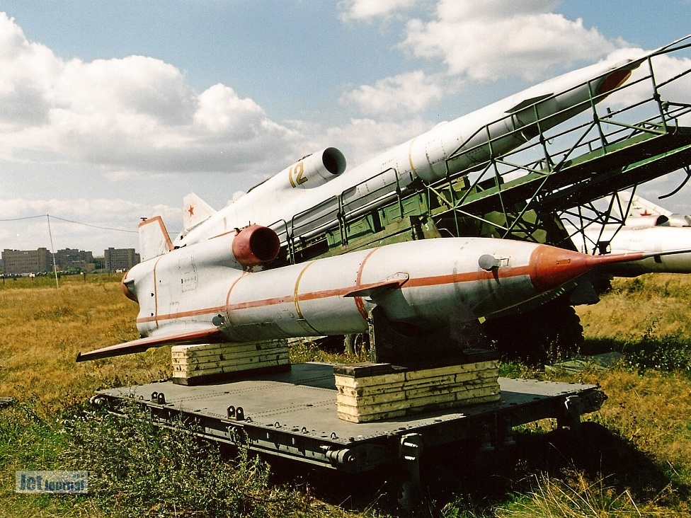 Tu-143 Reis und dahinter Tu-141 Strish (3048 Besuche) Aufnahmedatum 08/2001 Tu-143 Reis und dahinter Tu-141 Strish