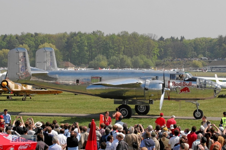 n6123c_north_american_b-25j_mitchell_the_flying_bulls_pic4_25_20090430_1828943638.jpg