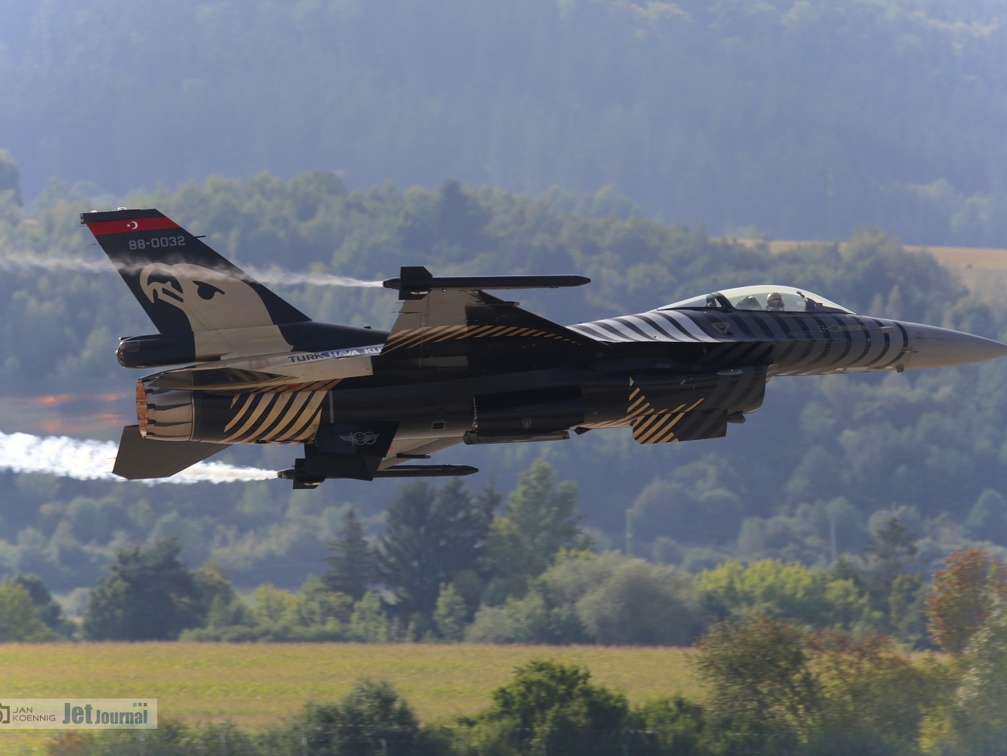 88-0032, F-16 (3922 visits) SIAF 2017, Display Soloturk 88-0032, F-16