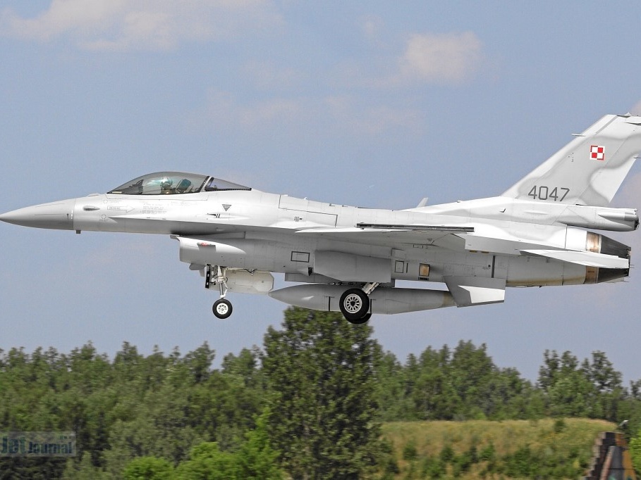 4047 F-16C-52CF Go around