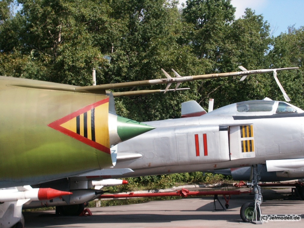 Su-17UM Bugantennen und Staurohr (3072 visites) Su-17UM Bugantennen und Staurohr