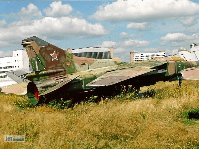 MiG-23M, 02 rot/weiss Heckansicht (3033 odwiedzin) Chodinka 2001 MiG-23M, 02 rot/weiss Heckansicht