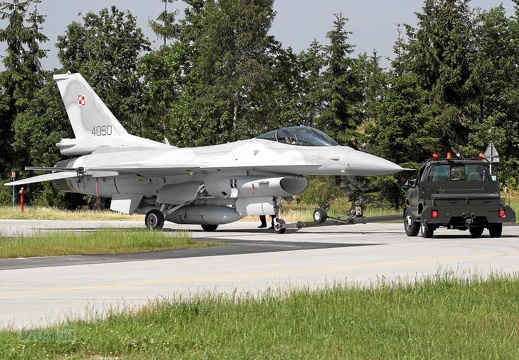 4050 F-16C-52CF Pushback