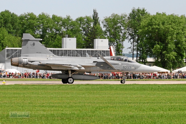 9237_jas39c_gripen_landung_20130917_1878551490.jpg