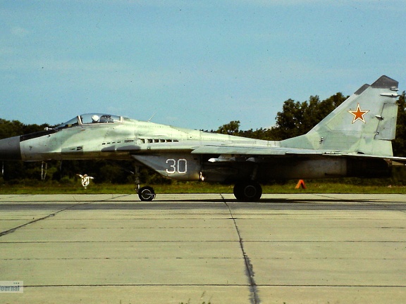 30 weiss, MiG-29 (3817 visits) Aufnahmezeitpunkt ca. Mitte 1993 30 weiss, MiG-29